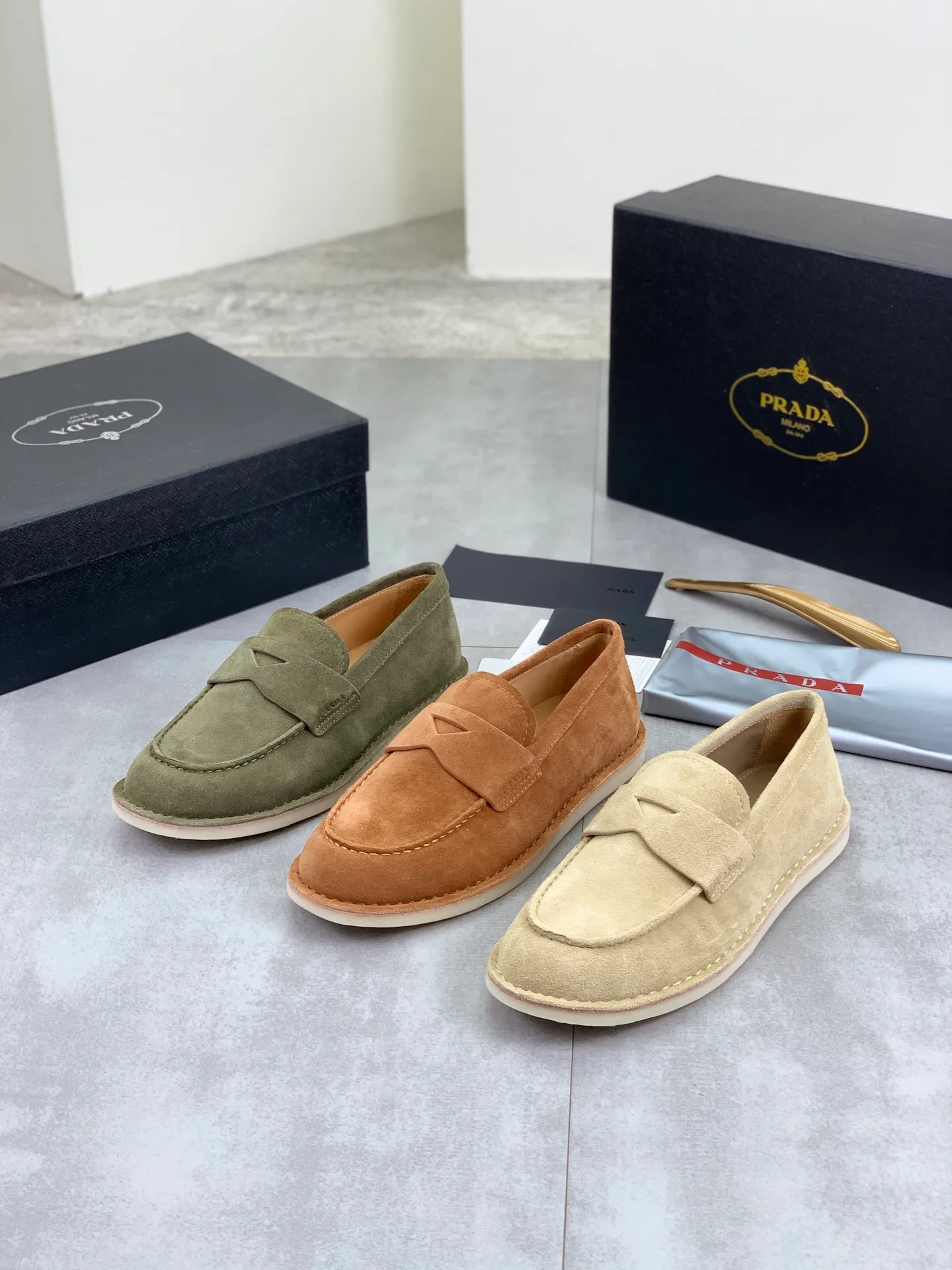 Factory price P740 💰Original quality, top version🔱 ＰＲＡＤＡPrada. Men's business casual leather shoes, top quality cow leather. 1:1 shipment ⬆️Luxurious and noble, all made of imported original first-layer fine suede cowhide, just to create a more comfortable wearing experience. Upper: original comfortable open-edge bead-rubbed calfskin ➕Top imported water-dyed full cow lining, original high-end lightweight and comfortable TPU combination bottom ✔️Code number: 39-44 (38 45 Can be customized)